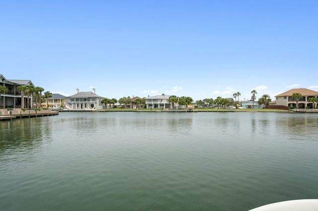 33 Blue Heron Dr, Rockport, TX 78382