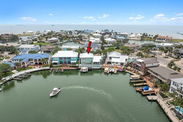33 Blue Heron Dr, Rockport, TX 78382