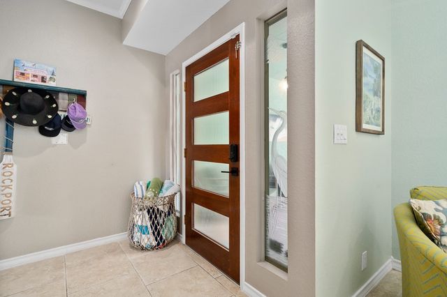 33 Blue Heron Dr, Rockport, TX 78382