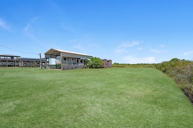 1476 Mabry Street, Gilchrist, TX 77617