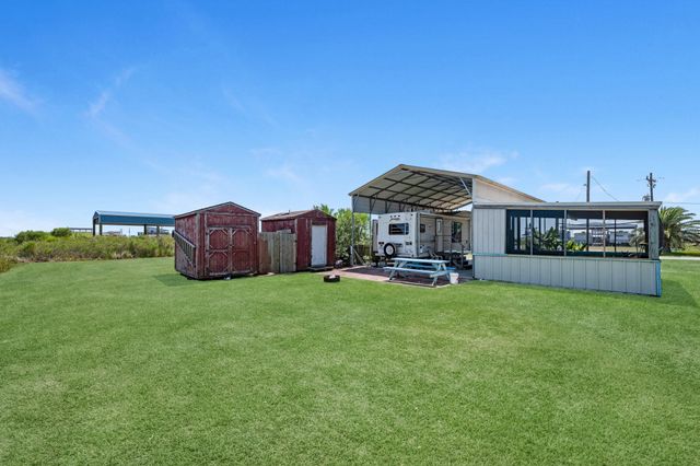 1476 Mabry Street, Gilchrist, TX 77617