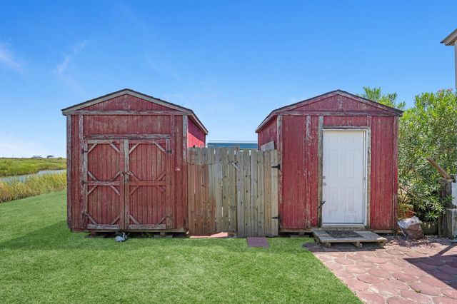 1476 Mabry Street, Gilchrist, TX 77617