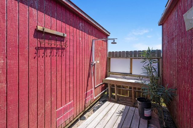 1476 Mabry Street, Gilchrist, TX 77617