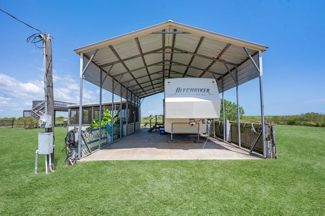 1476 Mabry Street, Gilchrist, TX 77617