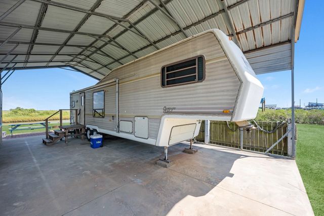 1476 Mabry Street, Gilchrist, TX 77617