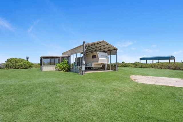 1476 Mabry Street, Gilchrist, TX 77617