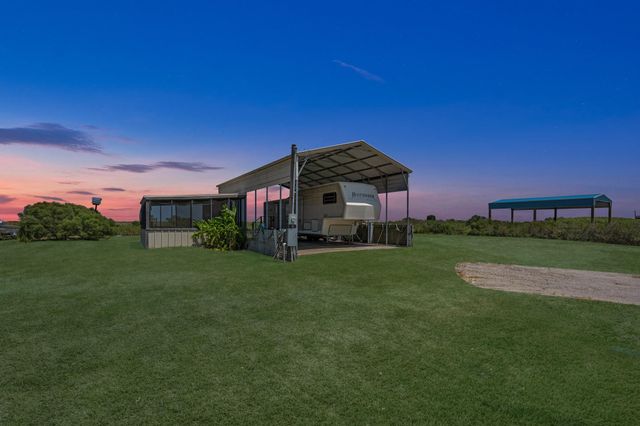1476 Mabry Street, Gilchrist, TX 77617
