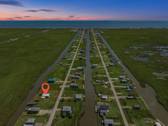 1476 Mabry Street, Gilchrist, TX 77617