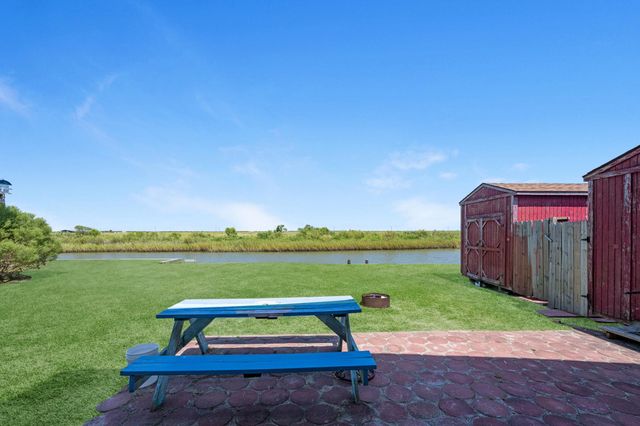 1476 Mabry Street, Gilchrist, TX 77617