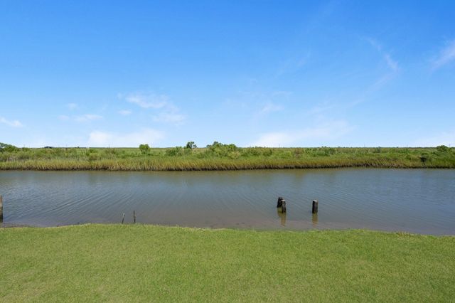 1476 Mabry Street, Gilchrist, TX 77617