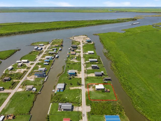 1476 Mabry Street, Gilchrist, TX 77617