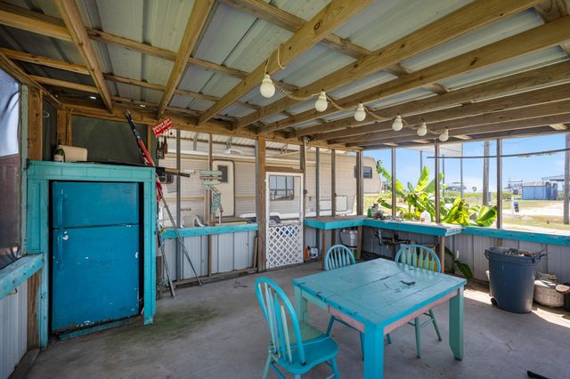 1476 Mabry Street, Gilchrist, TX 77617