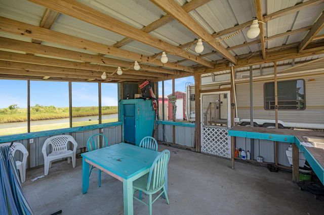 1476 Mabry Street, Gilchrist, TX 77617