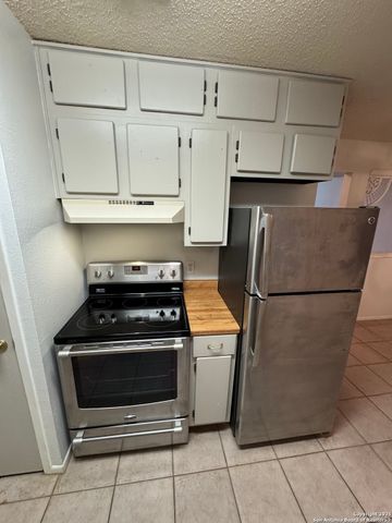 305 S Archer St Apt B2, Beeville, TX 78102