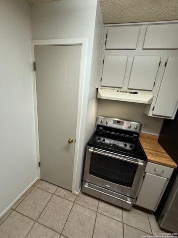 305 S Archer St Apt B2, Beeville, TX 78102