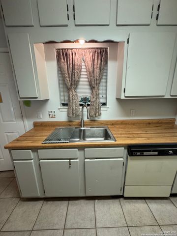 305 S Archer St Apt B2, Beeville, TX 78102