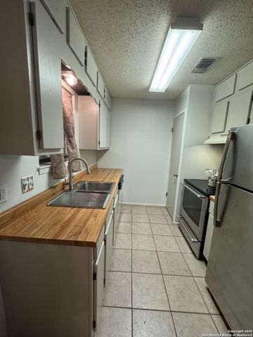 305 S Archer St Apt B2, Beeville, TX 78102