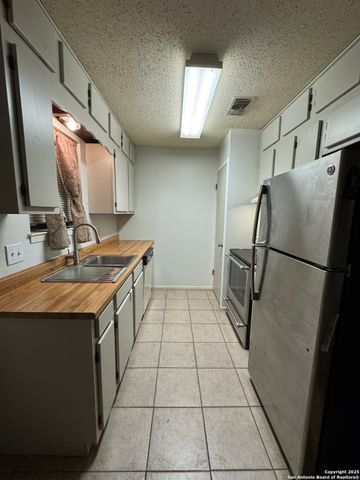 305 S Archer St Apt B2, Beeville, TX 78102