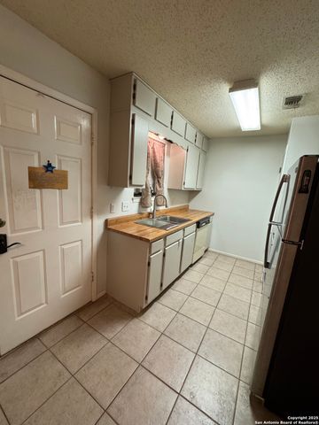 305 S Archer St Apt B2, Beeville, TX 78102