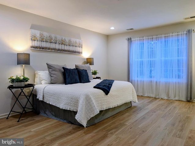 18 SCARLET OAK DR, Princeton, NJ 08540