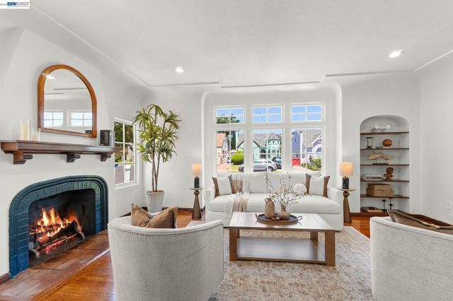 5869 Picardy Dr, Oakland, CA 94605