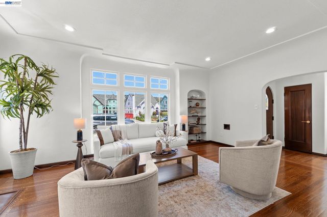 5869 Picardy Dr, Oakland, CA 94605