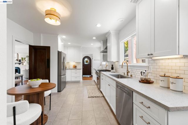 5869 Picardy Dr, Oakland, CA 94605