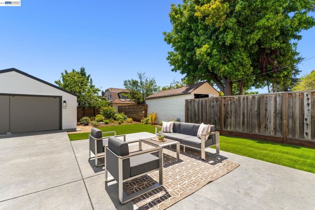5869 Picardy Dr, Oakland, CA 94605