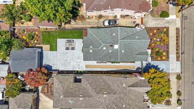 5869 Picardy Dr, Oakland, CA 94605