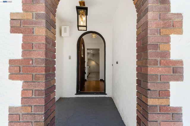 5869 Picardy Dr, Oakland, CA 94605