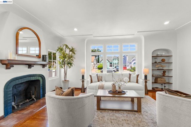 5869 Picardy Dr, Oakland, CA 94605