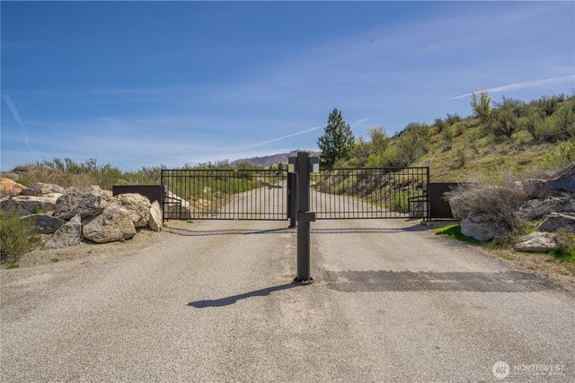 295 Hawks Ridge Road, Chelan, WA 98816