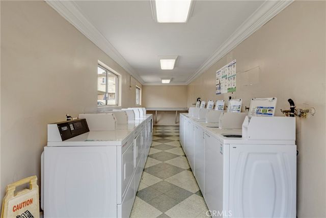 20214 Cohasset Street 16, Winnetka, CA 91306
