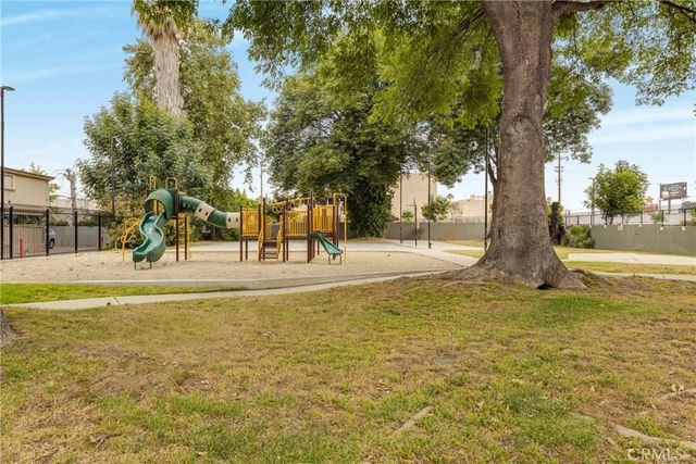 20214 Cohasset Street 16, Winnetka, CA 91306