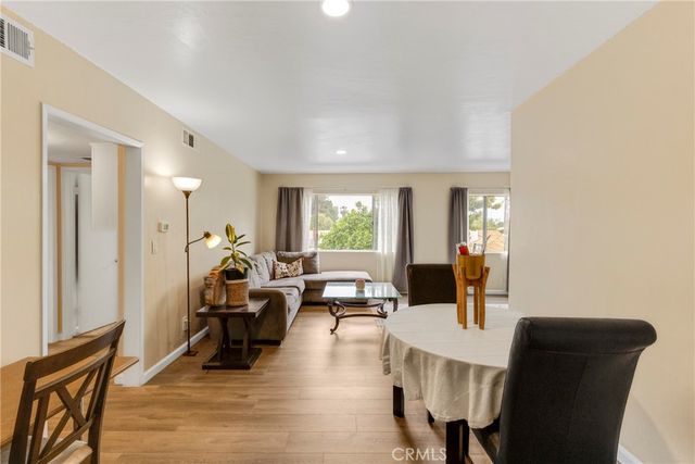 20214 Cohasset Street 16, Winnetka, CA 91306