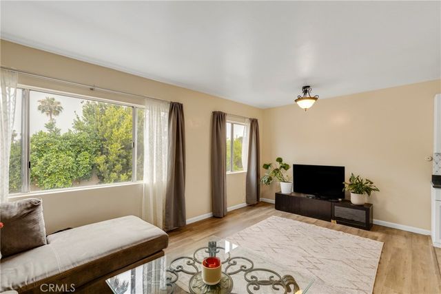 20214 Cohasset Street 16, Winnetka, CA 91306