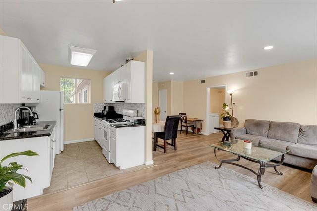 20214 Cohasset Street 16, Winnetka, CA 91306