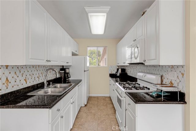 20214 Cohasset Street 16, Winnetka, CA 91306