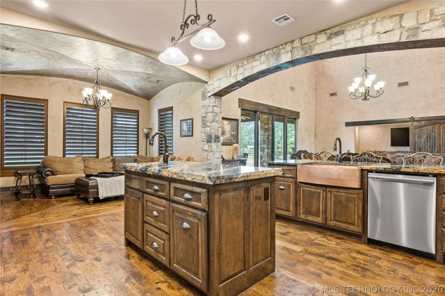 6403 N Wildwood Lane, Owasso, OK 74055