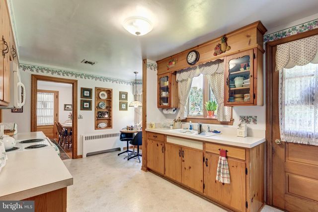 64 HILLCREST DR, Hanover, PA 17331
