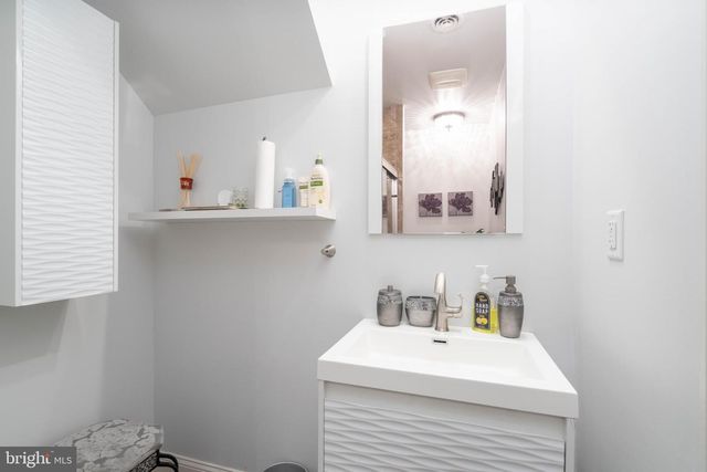 4 GRAND NATIONAL LN, Newark, DE 19702