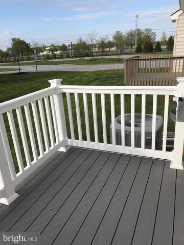 4 GRAND NATIONAL LN, Newark, DE 19702