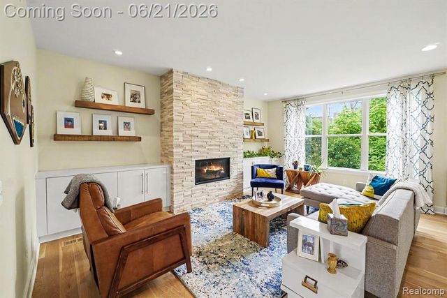 220 Turnberry Court, Milford, MI 48381