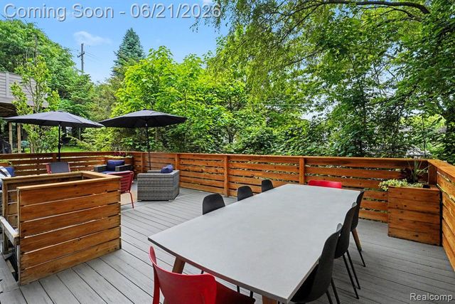220 Turnberry Court, Milford, MI 48381