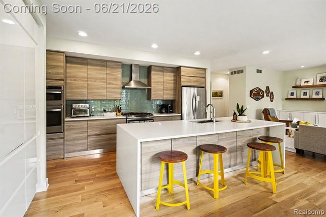 220 Turnberry Court, Milford, MI 48381