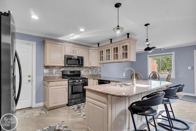 22416 Maple St Street, Saint Clair Shores, MI 48081