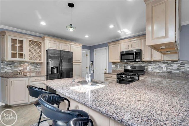 22416 Maple St Street, Saint Clair Shores, MI 48081