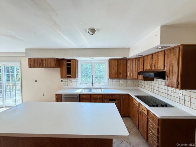 18 Fox Run, Hopewell Junction, NY 12533