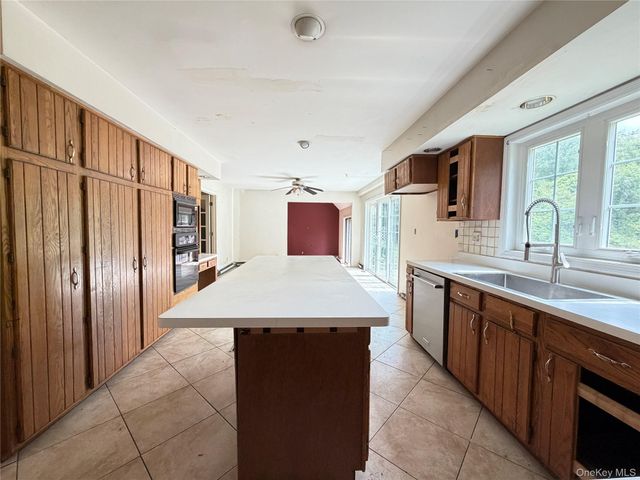 18 Fox Run, Hopewell Junction, NY 12533