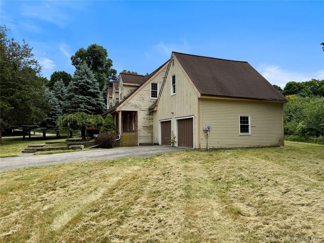18 Fox Run, Hopewell Junction, NY 12533